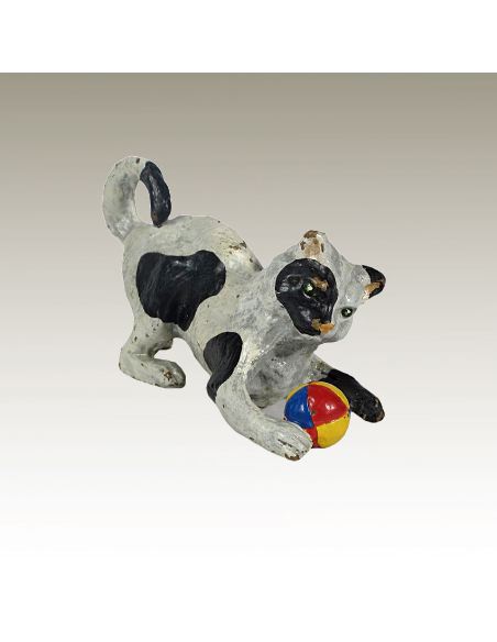 Escultura de bronce. Gato jugando con una pelota pintado estilo Viena