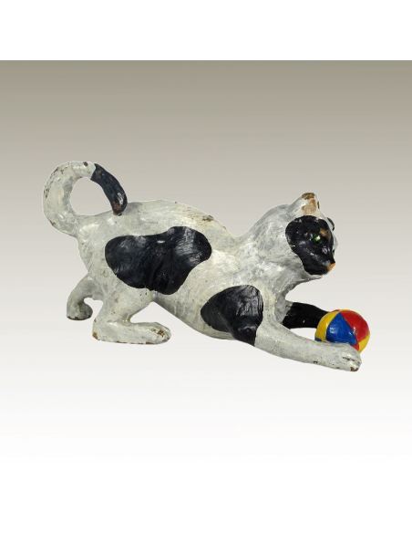 Escultura de bronce. Gato jugando con una pelota pintado estilo Viena