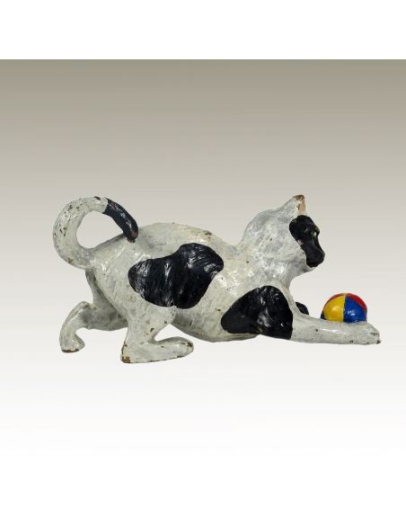 Escultura de bronce. Gato jugando con una pelota pintado estilo Viena