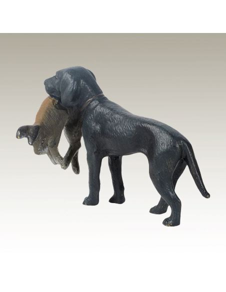 Escultura de bronce. Perro labrador con conejo pintado estilo Viena