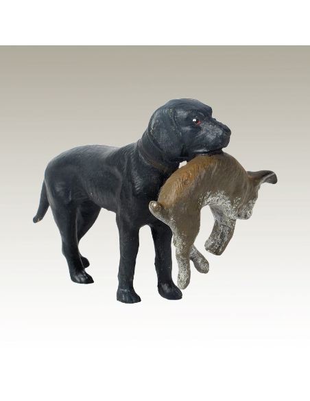 Escultura de bronce. Perro labrador con conejo pintado estilo Viena