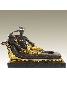 Sculpture en bronze: Femme sur divan, Pauline Bonaparte -Patine dorée