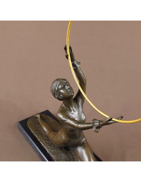 Sculpture en bronze: Femme Art déco "Extasis" avec cerceau doré