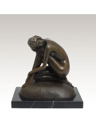 Sculpture en bronze: Femme nue posant sur une roche -Patine brune