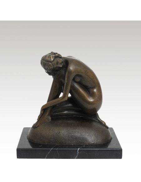 Figura de Bronce. Mujer desnuda posando sobre una roca