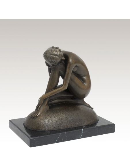 Sculpture en bronze: Femme nue posant sur une roche -Patine brune
