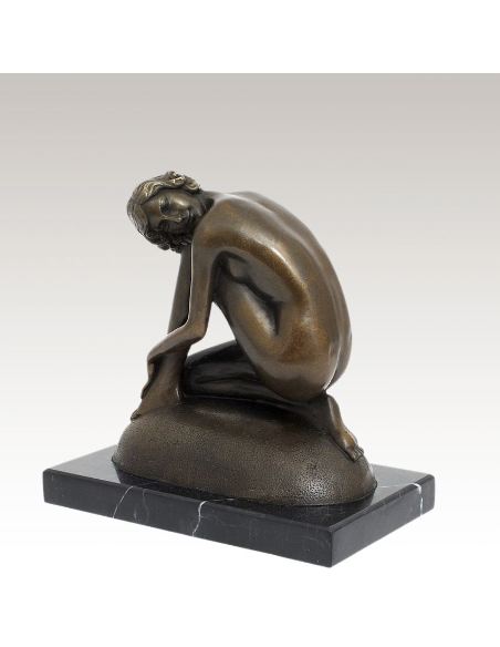 Sculpture en bronze: Femme nue posant sur une roche -Patine brune