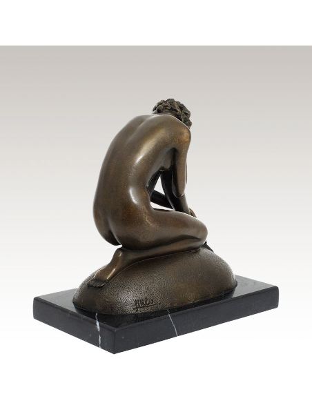 Sculpture en bronze: Femme nue posant sur une roche -Patine brune
