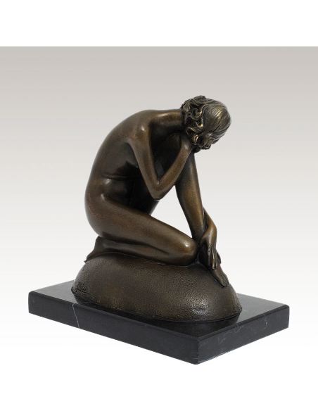 Sculpture en bronze: Femme nue posant sur une roche -Patine brune