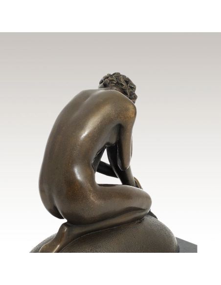 Sculpture en bronze: Femme nue posant sur une roche -Patine brune