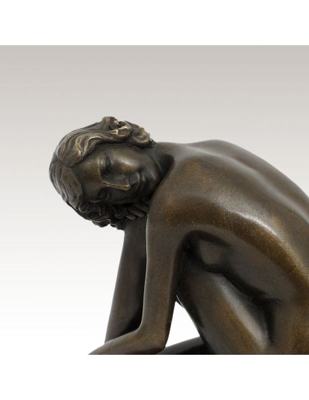 Sculpture en bronze: Femme nue posant sur une roche -Patine brune