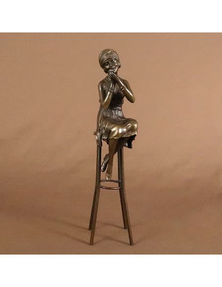 Figura de Bronce. Mujer Art Decó "A Little Rouge" en taburete