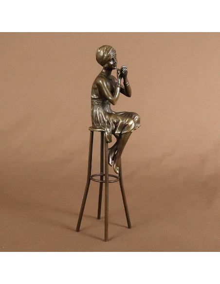 Figura de Bronce. Mujer Art Decó "A Little Rouge" en taburete