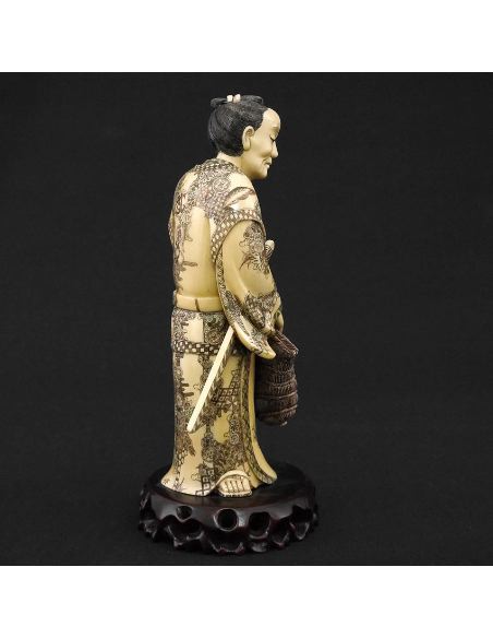 Sculpture sur ivoire: Guerrier avec épées (esab01238/06i)