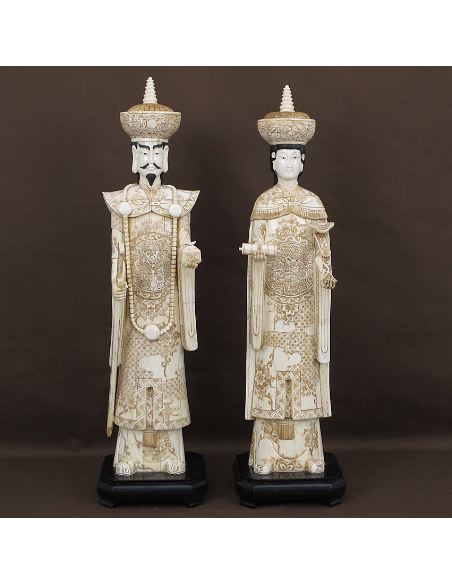 Sculpture sur os: Empereur et Impératrice debout 066cm avec socle