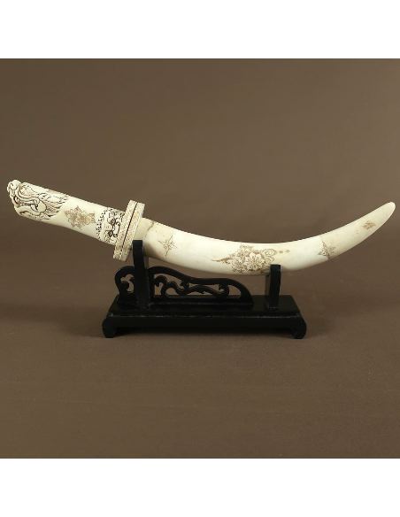 Sculpture sur os: Dague courbée poignée dragon 34cm avec support