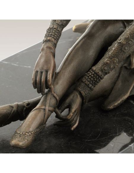 Sculpture en bronze: Femme assise Art déco "Tanara" -Patine brune