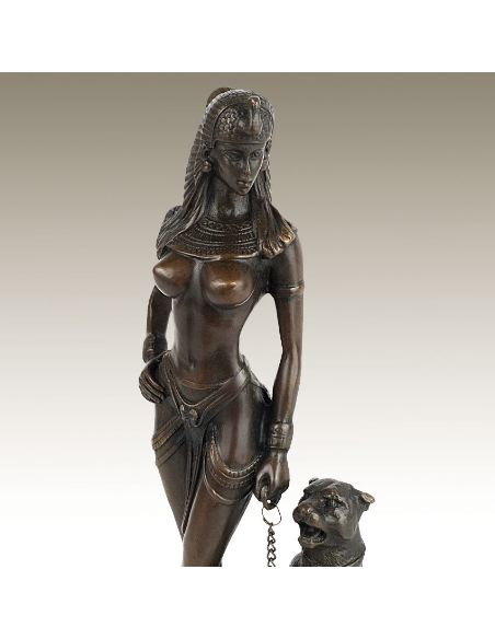 Sculpture en bronze: Femme égyptienne avec chien -Patine brune