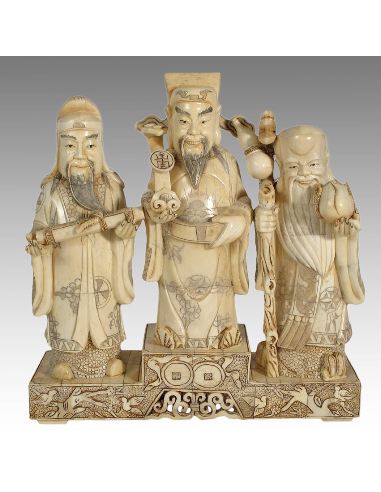 Sculpture sur os: Trois dieux 26,cm sur base en os