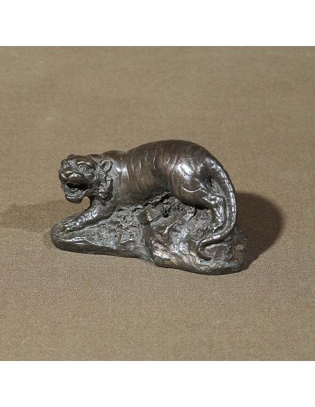 Sculpture en bronze: Tigre sur roche -Patine brune