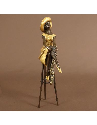 Sculpture en bronze: Femme Art déco "Au bar" -Patine dorée