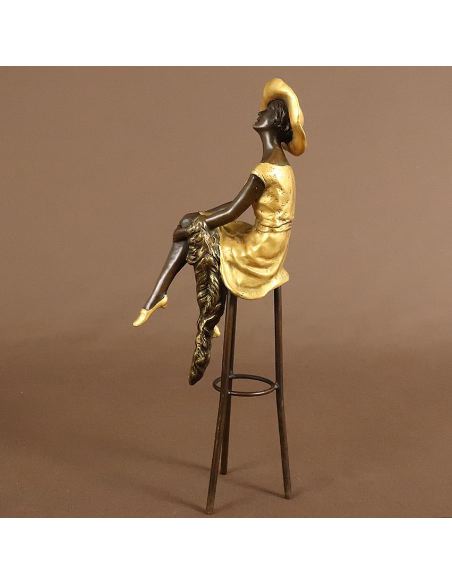 Figura de Bronce. Mujer Art Decó "At the Bar" en taburete -Dorado