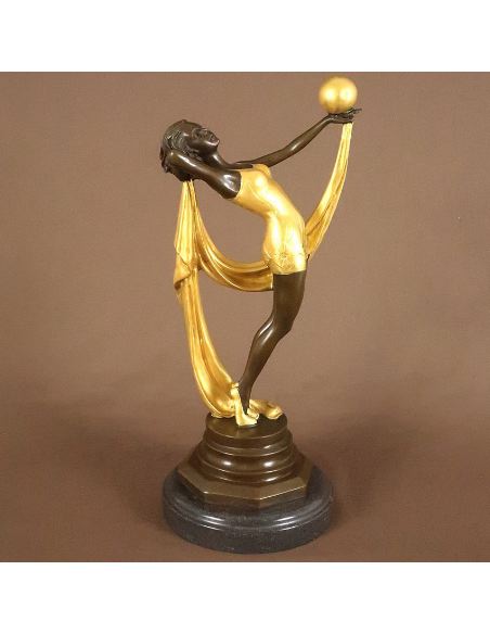 Figura de Bronce. Mujer Art Decó "Balancing" con pelota -Dorado