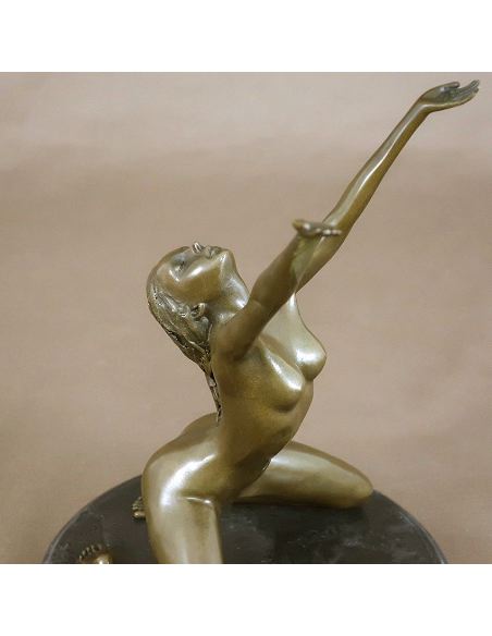 Sculpture en bronze: Femme nue agenouillée -Patine brune