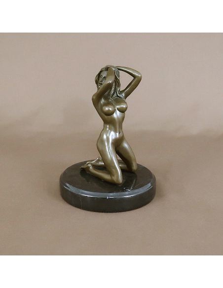 Figura de Bronce. Mujer desnuda arrodillada