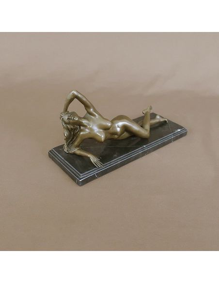 Figura de Bronce. Mujer desnuda tumbada posando