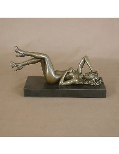 Sculpture en bronze: Femme nue sur son dos -Patine brune